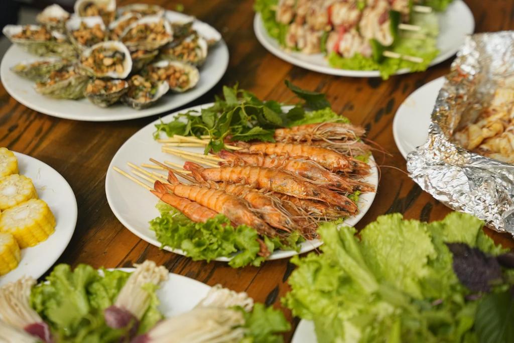 Catba Backpackers - Sea Vibe Pool Bar & Bungalow - 1