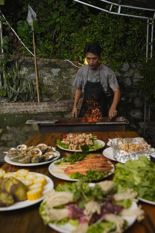 Catba Backpackers - Sea Vibe Pool Bar & Bungalow