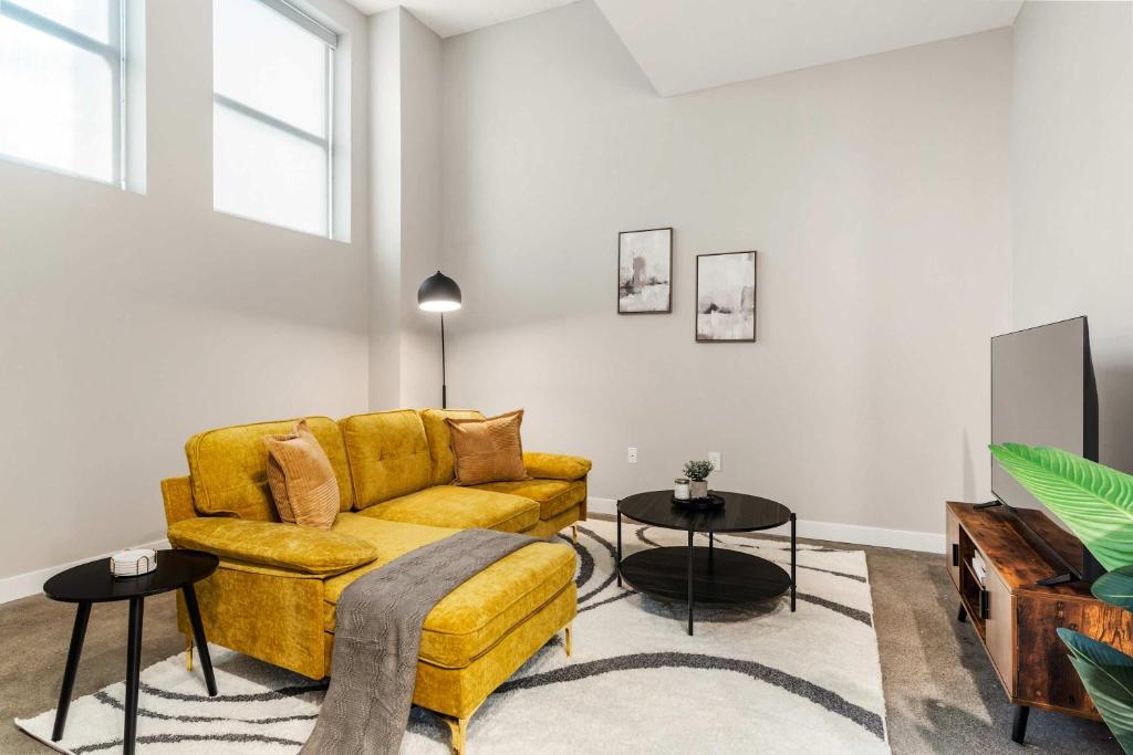 TV a/nebo společenská místnost v ubytování CozySuites Modern 1BR OTR District #01