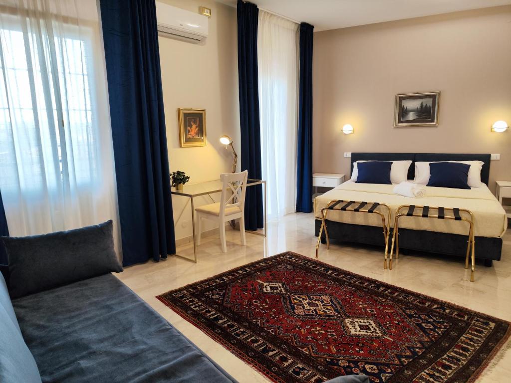 ラヴェンナにあるArtemis Roomsのベッドとリビングルームのある寝室