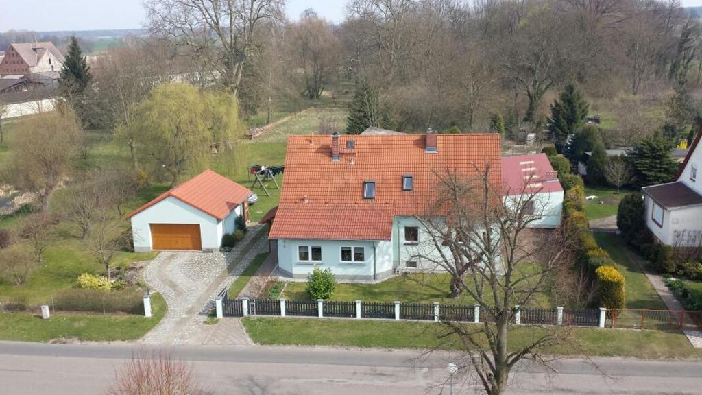 ein großes weißes Haus mit orangefarbenem Dach in der Unterkunft Fewo Ramin in Felchow