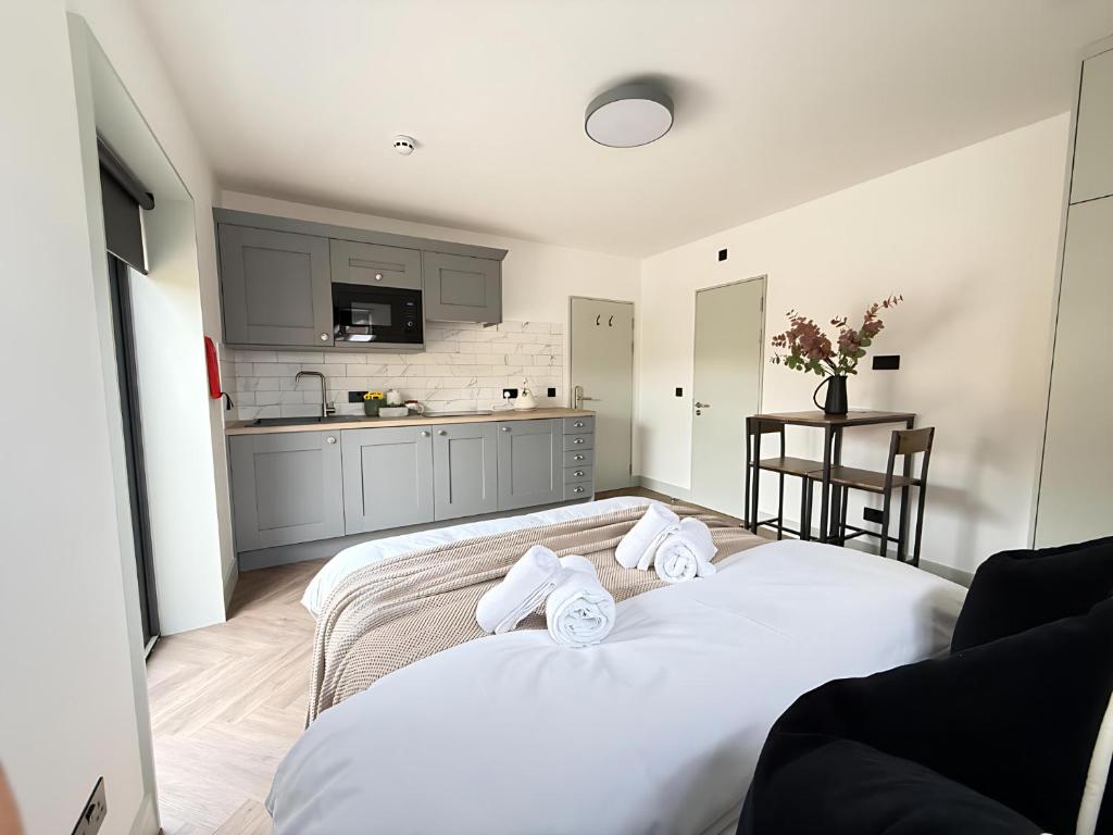 a bedroom with a bed with towels on it at City Luxe Garden Suite in Crystal Palace