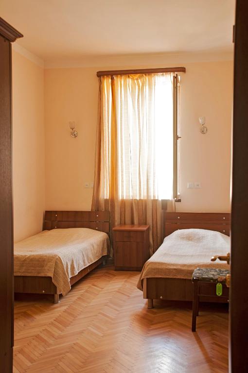 Postel nebo postele na pokoji v ubytování Sighnaghi Hotel Fence Door&Сигнахи Отель Ворота Крепости&სიღნაღი სასტუმრო გალავნის კარი