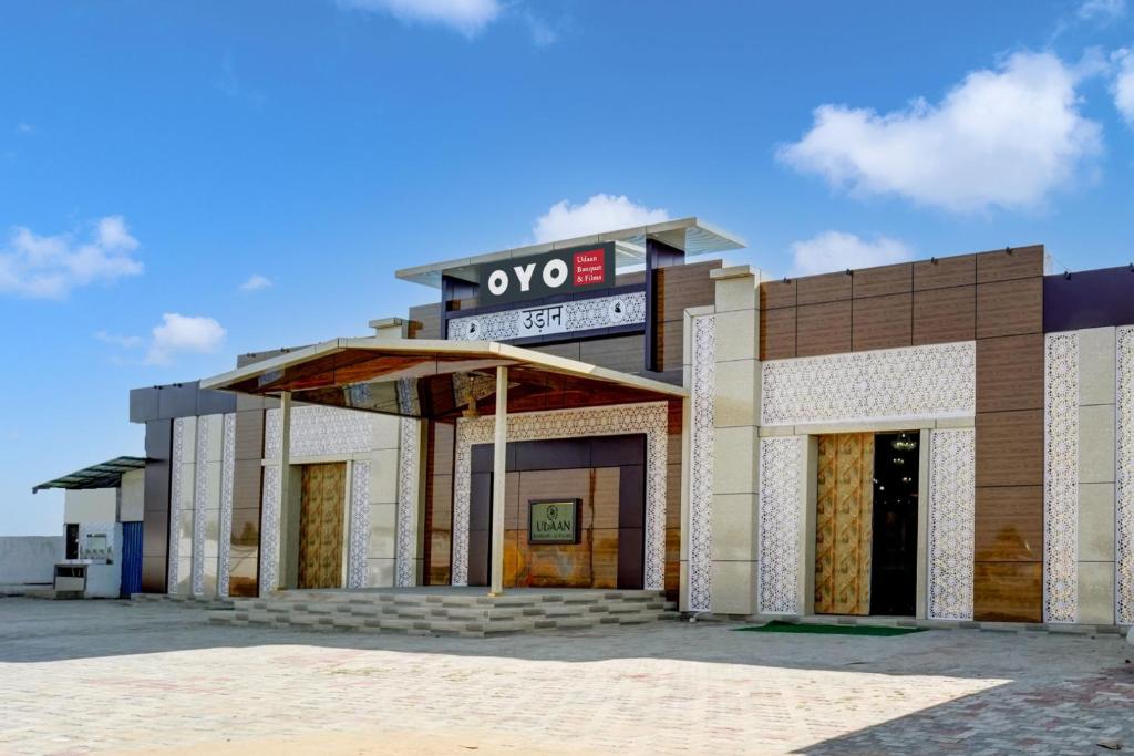 KhagaulにあるHotel O UDAAN BANQUET & FILMSの円柱の看板が立つ建物
