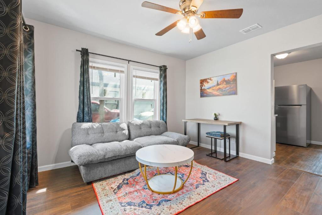 un soggiorno con un divano e un tavolo di Stylish 1-Bedroom Retreat in Fort Worth a Fort Worth
