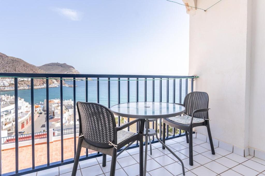 a table and chairs on a balcony with a view of the ocean at Bahía Vista in San José