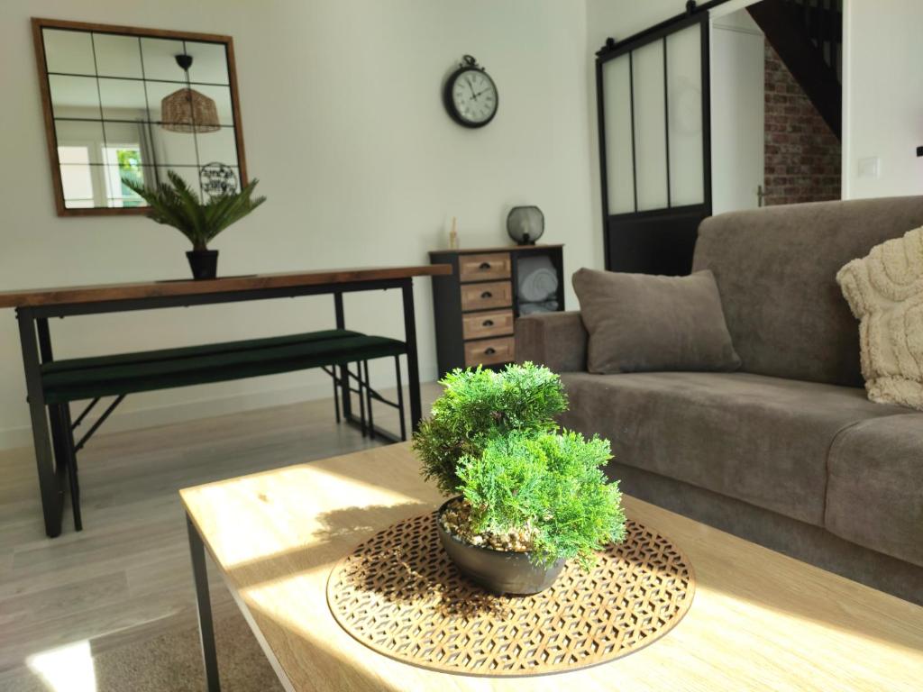 ein Wohnzimmer mit Sofa und Tisch in der Unterkunft House 64 m2 - 2 bedrooms near Disneyland Paris in Bailly-Romainvilliers