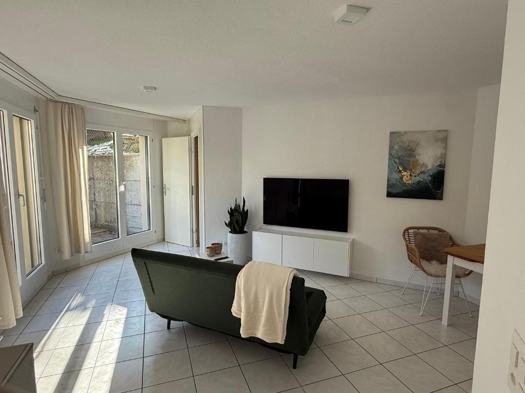 a living room with a tub and a tv at Terrassenwohnung mit Parkplatz in Wangen
