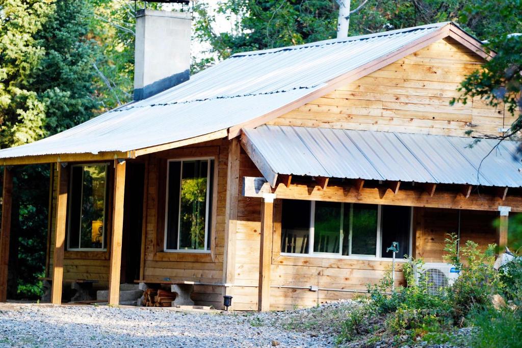 a small wooden house with a metal roof at Cozy Cabin Retreat in Midway in Mound City