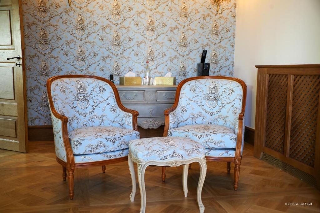 Domaine Jourdan - King Room With Roll-In Shower - Disability Access