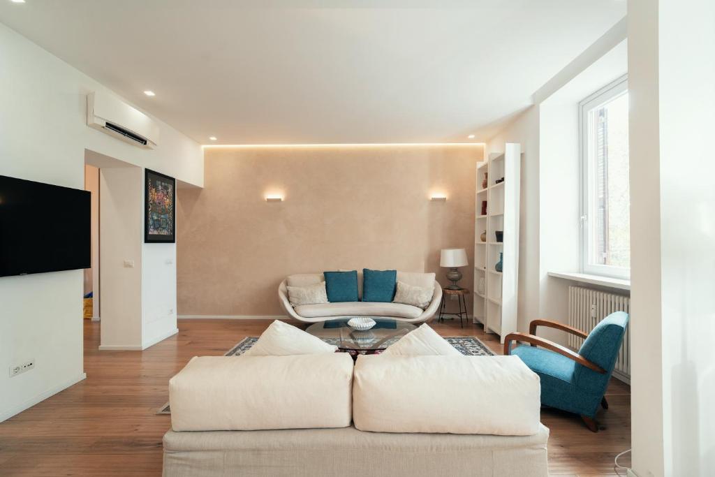 un soggiorno con un divano e un tavolo di On the Tiber- Luxury house a Roma