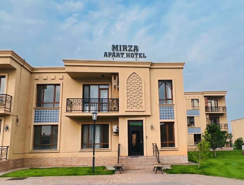 TürkistanにあるMirza `Karavan saray` Караван Сарайの「ミスターアパートメントホテル」と書かれた看板のある建物