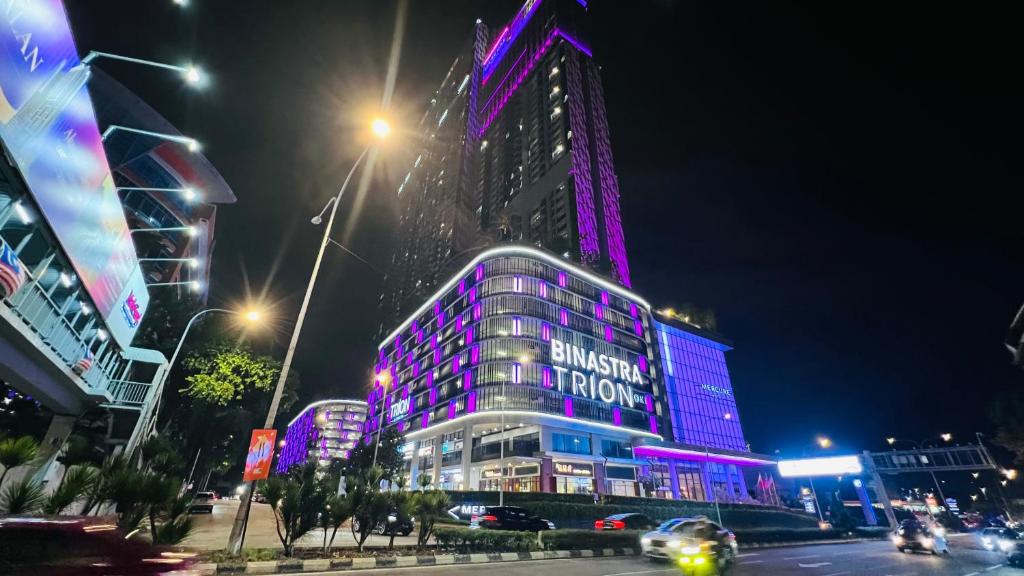 ein Gebäude mit lila Lichtern in der Nacht in der Unterkunft Trion Residence Kuala Lumpur BY Sky Rainbow in Kuala Lumpur