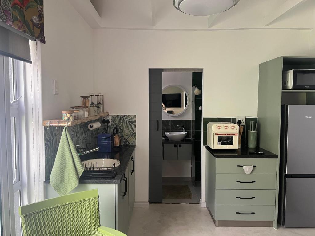 Kuchyň nebo kuchyňský kout v ubytování carol close1 small apartment