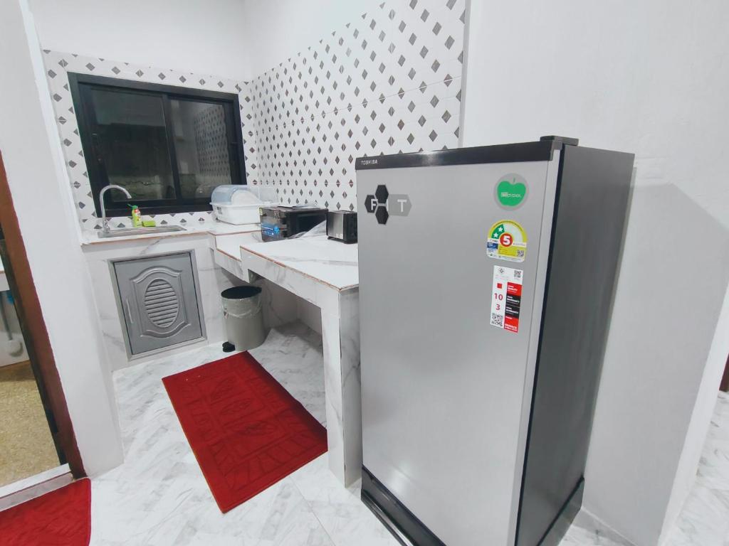 una cocina con frigorífico y fregadero en Lanta Miss House, en Ko Lanta Yai