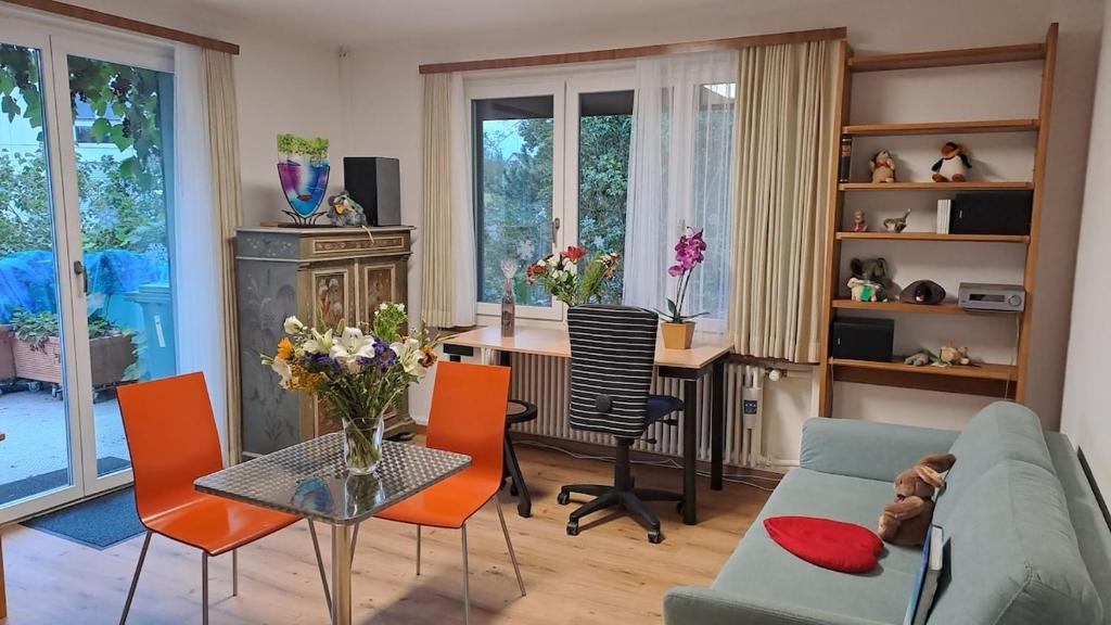 una sala de estar con un sofá, una mesa y sillas en Chalet Gold, en Affoltern