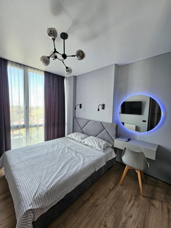 Un dormitorio con una cama grande y un espejo. en Яровиця 41, en Lutsk