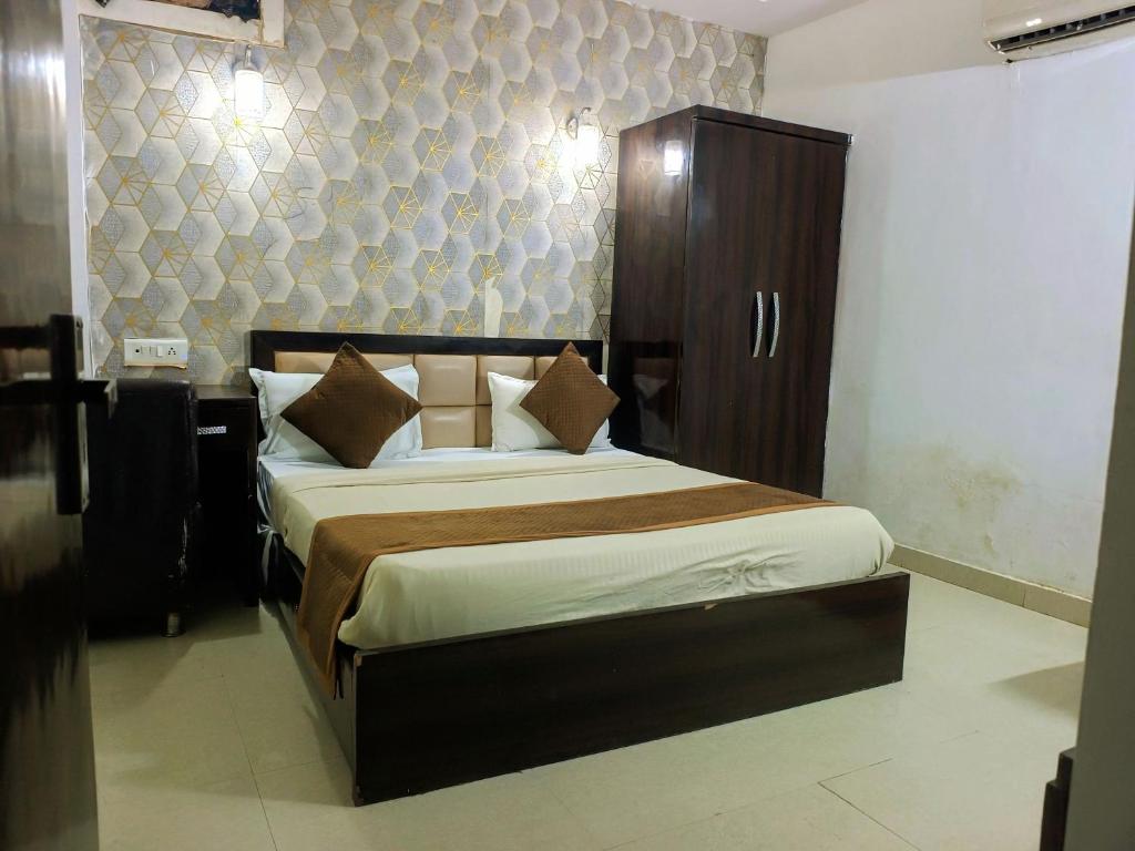 a bedroom with a large bed in a room at Hotel Star Taj Agra in Agra