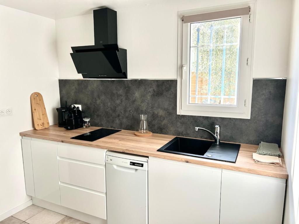 Η κουζίνα ή μικρή κουζίνα στο Quiet cozy apartment, air conditioning, swimming pool