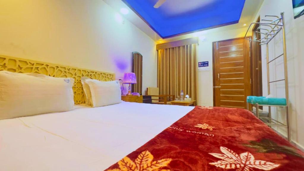 1 dormitorio con 1 cama grande y cabecero amarillo en Hotel Blue Sky Residential, en Dhaka