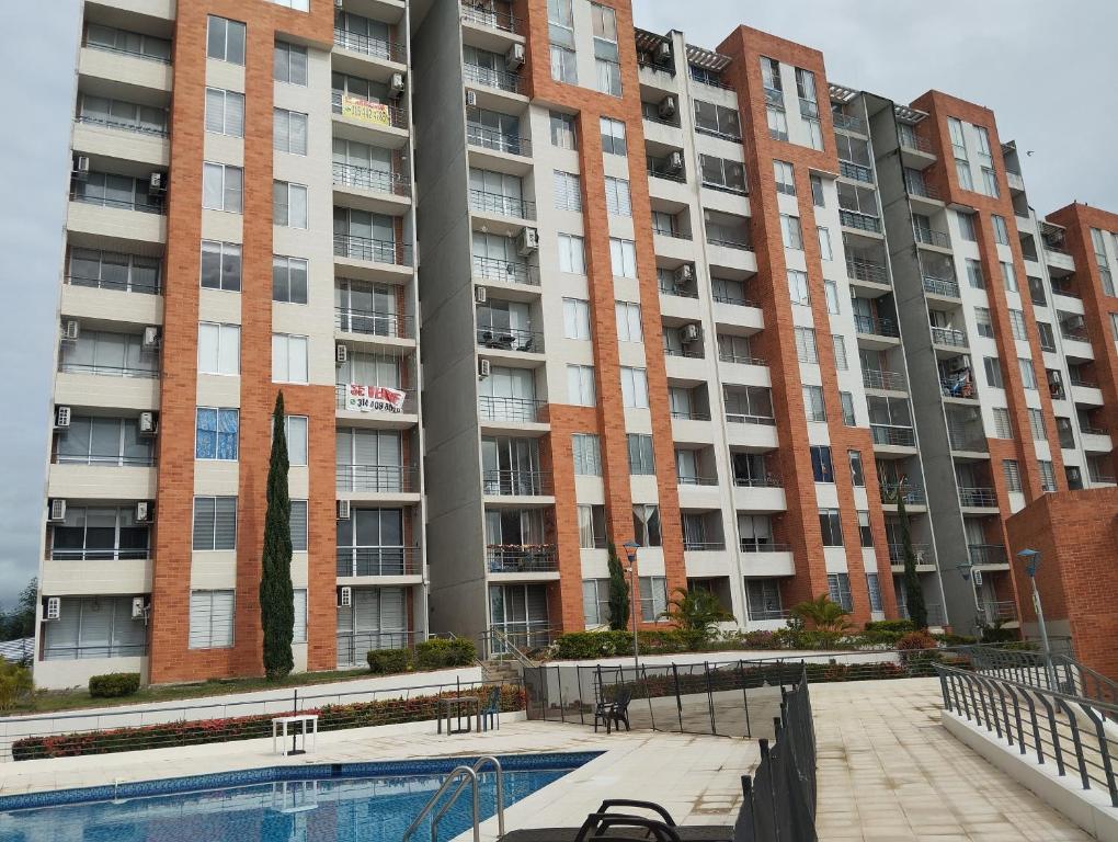 un condominio con piscina di fronte di Apartamento Vacacional Familiar en Girardot, piscinas, Jacuzis, parqueadero privado a Girardot