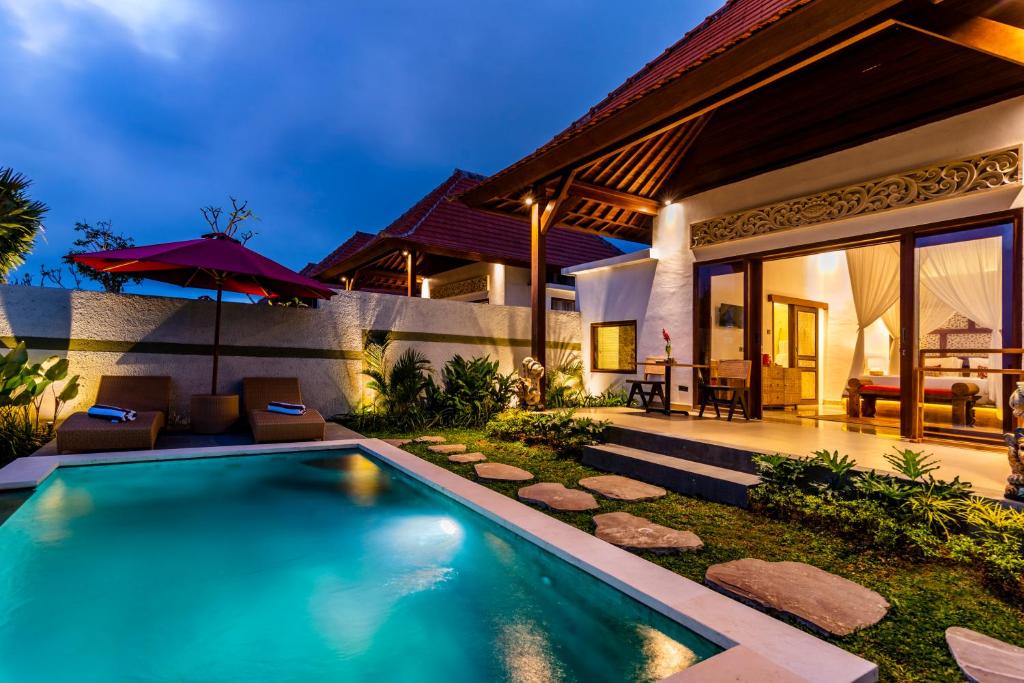 Bazén v ubytování Akshaya Villa, Sacred Wellness Retreat by Dhananjaya Hospitality nebo v jeho okolí