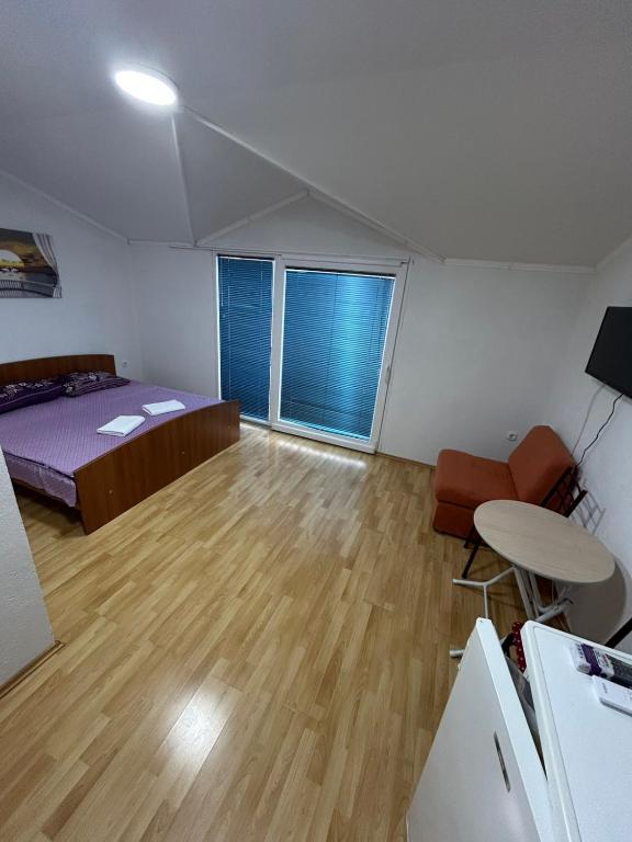 Camera con letto, scrivania e tavolo. di Bakuleski Apartments a Ohrid