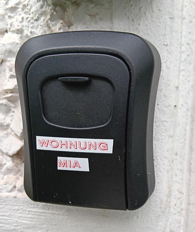a black mailbox with the words wounduing on it at Wohnung Mia in Sangerhausen