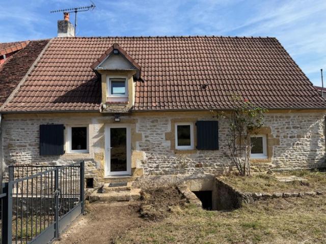 una antigua casa de ladrillo con techo rojo en Garden House, en Saint-Benin-dʼAzy