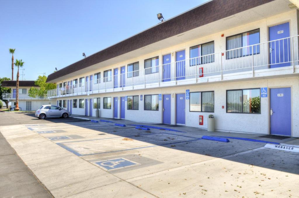 a building with a car parked in front of it at Motel 6-Santa Nella, CA - Los Banos - Interstate 5 in Santa Nella