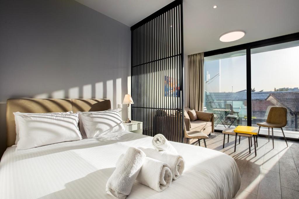 Un dormitorio con una cama con toallas. en Irinis 150 Urban Luxury Studios, en Limassol