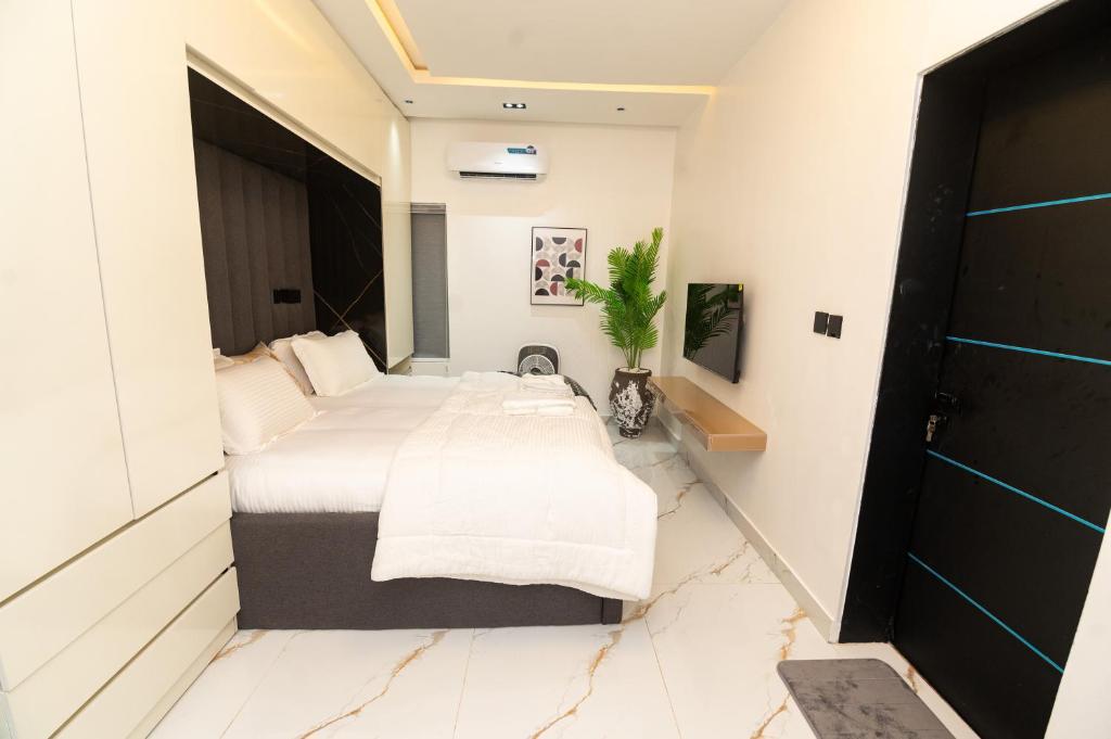 Postel nebo postele na pokoji v ubytování Velour stays