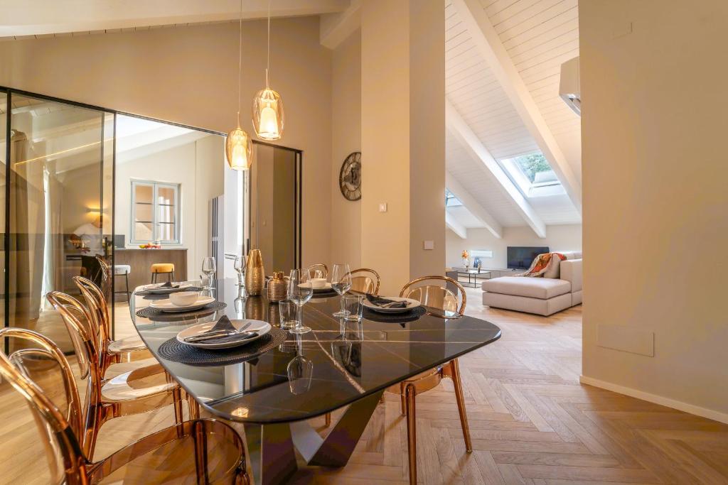 Χώρος καθιστικού στο Como Timeless Residences Where History meets Luxury - The House Of Travelers