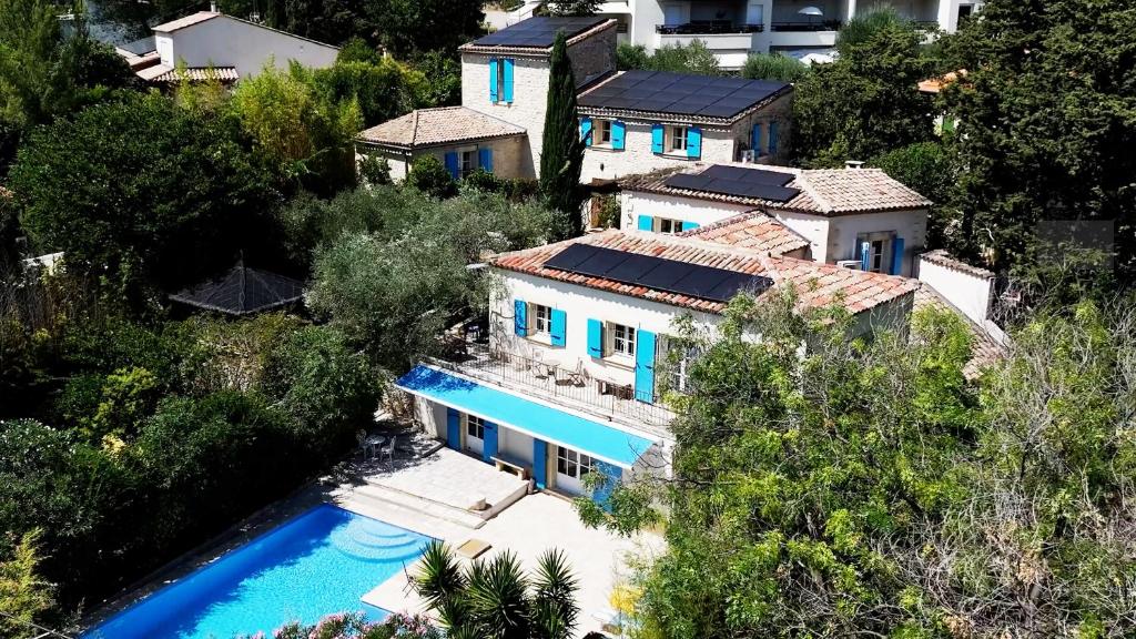 una vista aérea de una casa con piscina en Domaine Royal, en Nimes
