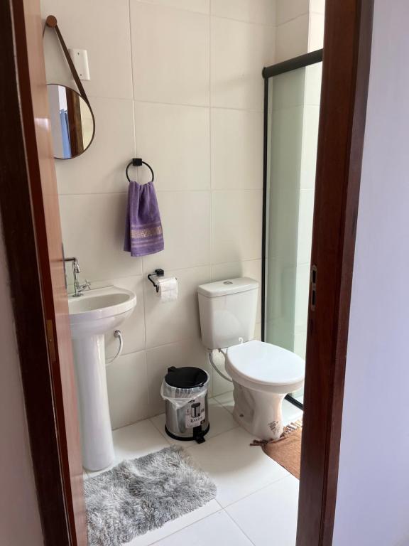 een badkamer met toilet en wastafel bij Apartamento dois quartos com uma suíte in Ananindeua