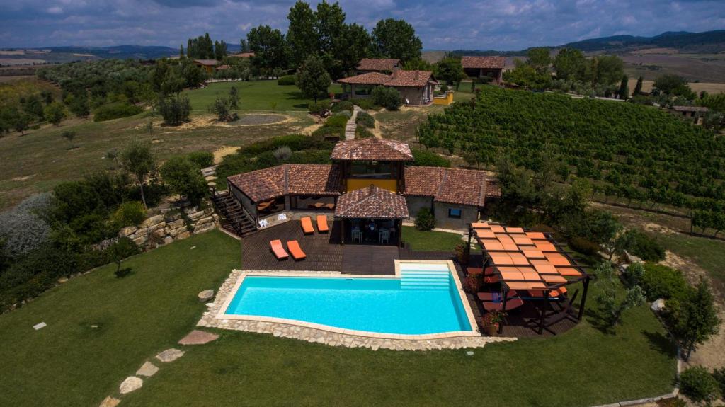 an aerial view of a house with a swimming pool at Casale Poggio Nebbia in Tarquinia