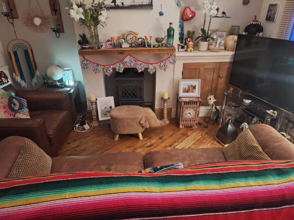 Double Ensuite in a colourful quirky terrace on a quiet leafy street ...