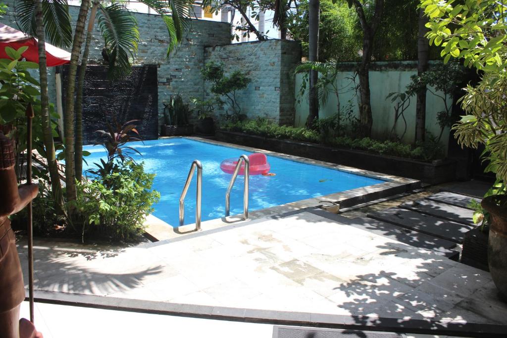 ein kleiner Pool mit rotem Spielzeug in der Unterkunft Marinos Place Legian in Legian