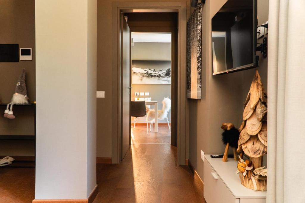 a hallway leading to a dining room with a table at Maison Poluc - Suite Alpine in Champoluc