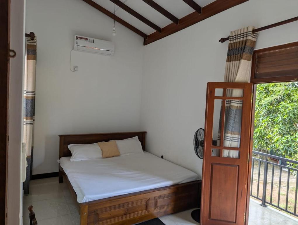 Postel nebo postele na pokoji v ubytování Green Villa Kamburugamuwa