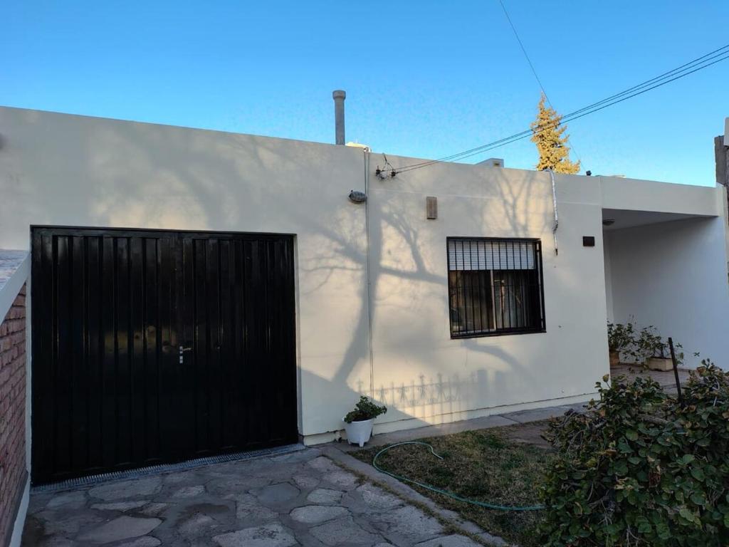 サンフアンにあるCasa El Jacarandáの白い家