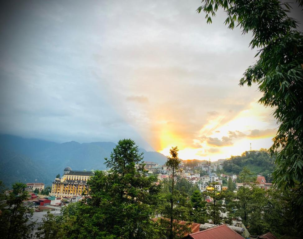 una città con un arcobaleno nel cielo di Sapa Succulent Garden Homestay - Vườn Sen Đá Homestay a Sa Pa