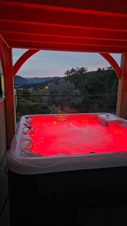 Postel nebo postele na pokoji v ubytování Maison avec spa privatif et vue sur la vallée