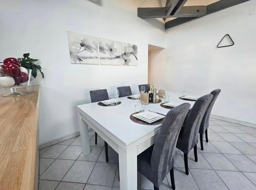 a white table and chairs in a dining room at Appartement- cœur de Cannes in Cannes