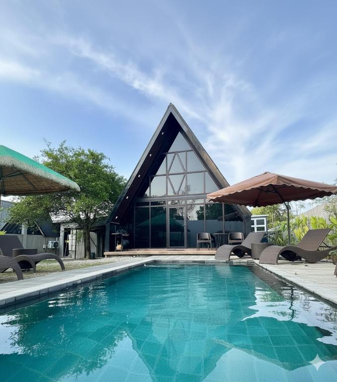 Бассейн в Sariaya Staycation-Pool, Jacuzzi, PS5 and WiFi или поблизости