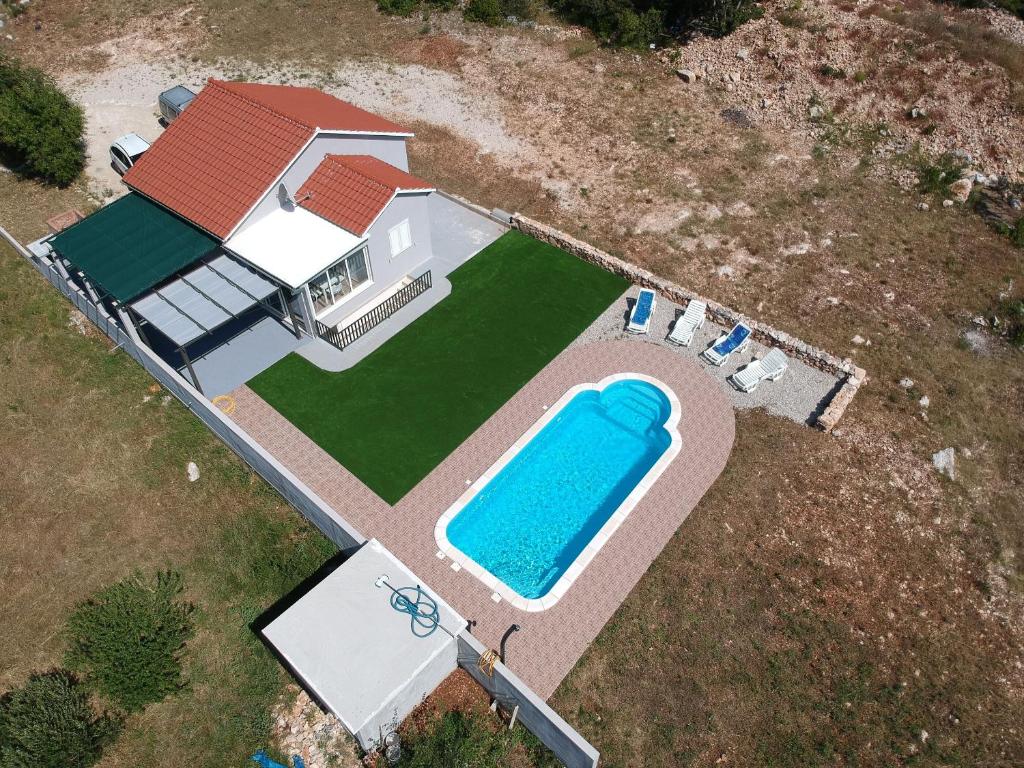 an overhead view of a house with a swimming pool at House Nane Garden in Mirce