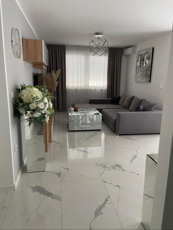 a living room with a large marble floor at MY PLACE Il in Slavonski Brod