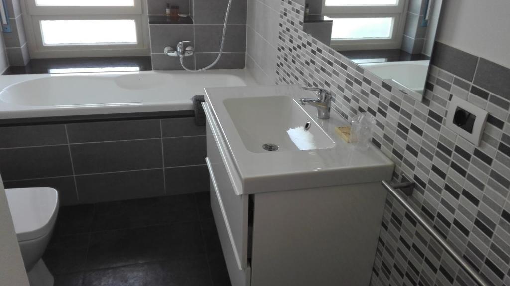 łazienka z białą umywalką i toaletą w obiekcie Bed Cafe w Syrakuzach