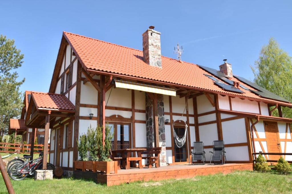 a small house with a red roof at Kaszubska ostoja- 4 pory roku in Barkocin