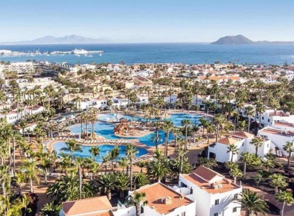 an aerial view of a resort with a pool at Appartement près de la plage in Corralejo